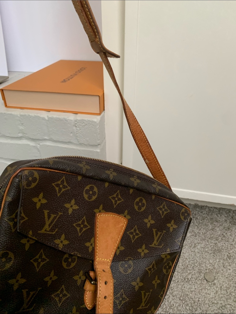Louis Vuitton Monogram Crossbody Shoulder Bag in Brown with Tan Trim
Jeune fille - Picture 7 of 16